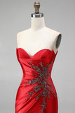 Robe de soirée rouge en satin à traîne balayante, coupe sirène, sans bretelles, avec fente