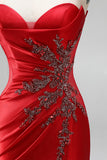 Robe de soirée rouge en satin à traîne balayante, coupe sirène, sans bretelles, avec fente