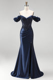 Corset bleu marine à épaules dénudées, appliques en satin perlés et longue robe de bal avec fente