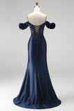 Corset bleu marine à épaules dénudées, appliques en satin perlés et longue robe de bal avec fente