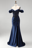 Corset bleu marine à épaules dénudées, appliques en satin perlés et longue robe de bal avec fente