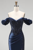 Corset bleu marine à épaules dénudées, appliques en satin perlés et longue robe de bal avec fente