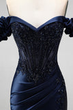 Corset bleu marine à épaules dénudées, appliques en satin perlés et longue robe de bal avec fente