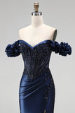 Corset bleu marine à épaules dénudées, appliques en satin perlés et longue robe de bal avec fente
