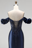 Corset bleu marine à épaules dénudées, appliques en satin perlés et longue robe de bal avec fente