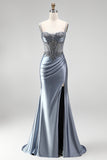 Robe de soirée longue bleu poussiéreux en satin, coupe sirène, avec corset, strass, fronces et fente latérale