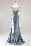 Robe de soirée longue bleu poussiéreux en satin, coupe sirène, avec corset, strass, fronces et fente latérale