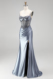 Robe de soirée longue bleu poussiéreux en satin, coupe sirène, avec corset, strass, fronces et fente latérale