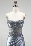 Robe de soirée longue bleu poussiéreux en satin, coupe sirène, avec corset, strass, fronces et fente latérale