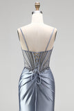 Robe de soirée longue bleu poussiéreux en satin, coupe sirène, avec corset, strass, fronces et fente latérale