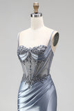 Robe de soirée longue bleu poussiéreux en satin, coupe sirène, avec corset, strass, fronces et fente latérale