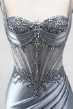 Robe de soirée longue bleu poussiéreux en satin, coupe sirène, avec corset, strass, fronces et fente latérale