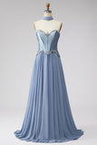 Robe de soirée longue bleu poussiéreux en mousseline, avec corset à taille basque, strass et écharpe