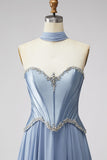 Robe de soirée longue bleu poussiéreux en mousseline, avec corset à taille basque, strass et écharpe