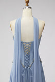 Robe de soirée longue bleu poussiéreux en mousseline, avec corset à taille basque, strass et écharpe