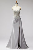 Robe de soirée gris clair en satin, coupe sirène, avec corset, perles et drapé
