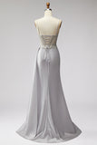 Robe de soirée gris clair en satin, coupe sirène, avec corset, perles et drapé