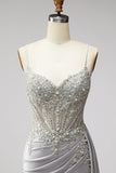 Robe de soirée gris clair en satin, coupe sirène, avec corset, perles et drapé