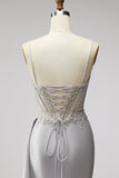 Robe de soirée gris clair en satin, coupe sirène, avec corset, perles et drapé