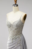 Robe de soirée gris clair en satin, coupe sirène, avec corset, perles et drapé