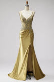 Robe de soirée longue dorée coupe sirène en satin à fines bretelles avec un corset, des strass et une fente