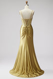 Robe de soirée longue dorée coupe sirène en satin à fines bretelles avec un corset, des strass et une fente