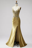 Robe de soirée longue dorée coupe sirène en satin à fines bretelles avec un corset, des strass et une fente