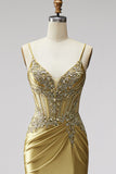 Robe de soirée longue dorée coupe sirène en satin à fines bretelles avec un corset, des strass et une fente