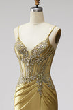 Robe de soirée longue dorée coupe sirène en satin à fines bretelles avec un corset, des strass et une fente