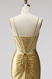 Robe de soirée longue dorée coupe sirène en satin à fines bretelles avec un corset, des strass et une fente