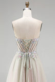 Robe de soirée longue rose poussiéreuse en tulle ligne A avec des appliqués floraux, un corset à strass et une fente
