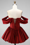 Robe courte de retour à la maison bordeaux découpée aux épaules dénudées, ourlet bulle