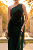 Robe de cérémonie longue coupe fourreau vert foncé à une épaule avec un drapé