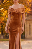 Robe de cérémonie longue marron en velours coupe fourreau à épaules dénudées avec fente