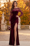 Robe de cérémonie longue coupe fourreau bourgogne en velours à col illusion avec des fronces et une fente latérale