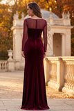 Robe de cérémonie longue coupe fourreau bourgogne en velours à col illusion avec des fronces et une fente latérale