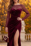 Robe de cérémonie longue coupe fourreau bourgogne en velours à col illusion avec des fronces et une fente latérale