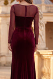 Robe de cérémonie longue coupe fourreau bourgogne en velours à col illusion avec des fronces et une fente latérale