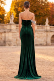 Robe de cérémonie longue en velours coupe fourreau vert foncé à une épaule avec des strass