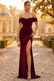 Robe de cérémonie coupe sirène en velours bourgogne à épaules dénudées avec de la dentelle