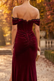 Robe de cérémonie coupe sirène en velours bourgogne à épaules dénudées avec de la dentelle