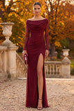 Robe de cérémonie coupe fourreau bourgogne à manches longues avec des détails perlés et une fente latérale