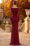 Robe de cérémonie coupe fourreau bourgogne à manches longues avec des détails perlés et une fente latérale