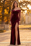 Robe de cérémonie longue bourgogne en velours coupe fourreau à épaules dénudées avec des fronces et une fente latérale