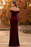 Robe de cérémonie longue bourgogne en velours coupe fourreau à épaules dénudées avec des fronces et une fente latérale