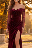 Robe de cérémonie longue bourgogne en velours coupe fourreau à épaules dénudées avec des fronces et une fente latérale