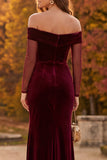 Robe de cérémonie longue bourgogne en velours coupe fourreau à épaules dénudées avec des fronces et une fente latérale