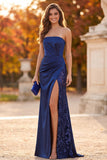 Robe de cérémonie longue bleu foncé à paillettes avec des fronces, coupe fourreau et sans bretelles