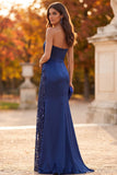 Robe de cérémonie longue bleu foncé à paillettes avec des fronces, coupe fourreau et sans bretelles