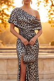 Robe de cérémonie longue argentée coupe fourreau à imprimé léopard à une épaule avec des fronces et une fente latérale